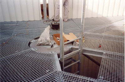 Prismenwender Pylon Gitterrost-Podest